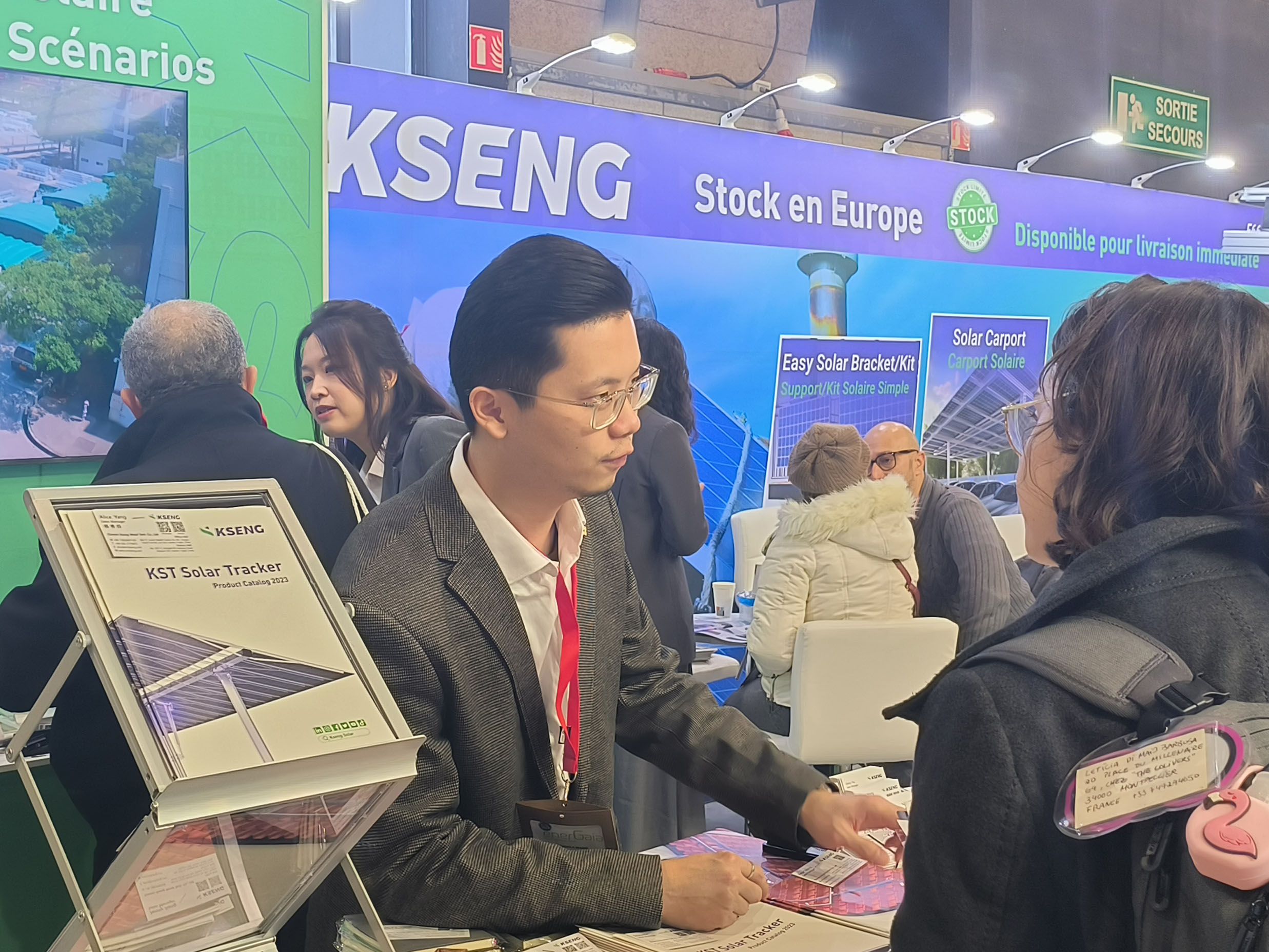 El stand de la marca Kesheng explica nuestros productos a los clientes.